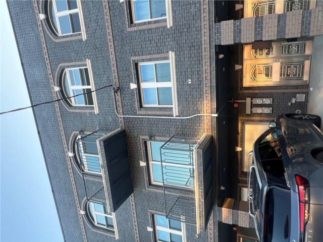  3 BR,  2.00 BTH &nbsp;Modern style home in Woodside