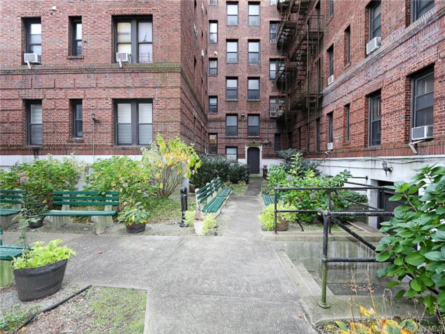  2 BR,  1.00 BTH &nbsp;Mid rise style home in Kew Gardens