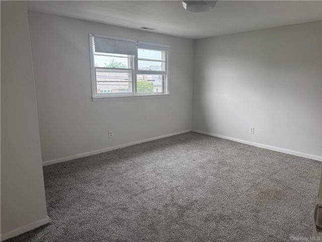  2 BR,  1.00 BTH &nbsp;Full floor apar style home in North Babylon
