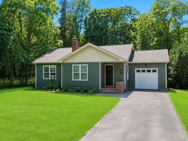  3 BR,  2.00 BTH &nbsp;Ranch style home in Yaphank