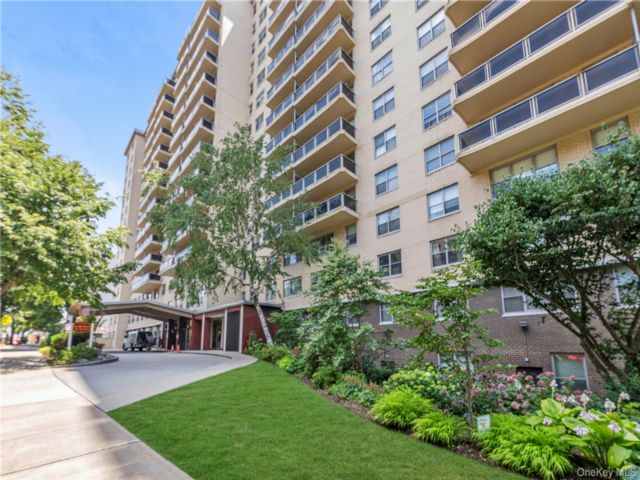  1 BR,  1.00 BTH &nbsp;High rise style home in Jamaica Estates