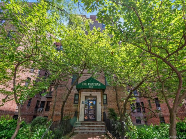  1 BR,  1.00 BTH &nbsp;Mid rise style home in Briarwood