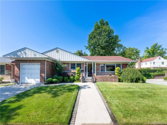  3 BR,  3.00 BTH &nbsp;Ranch style home in Hollis Hills