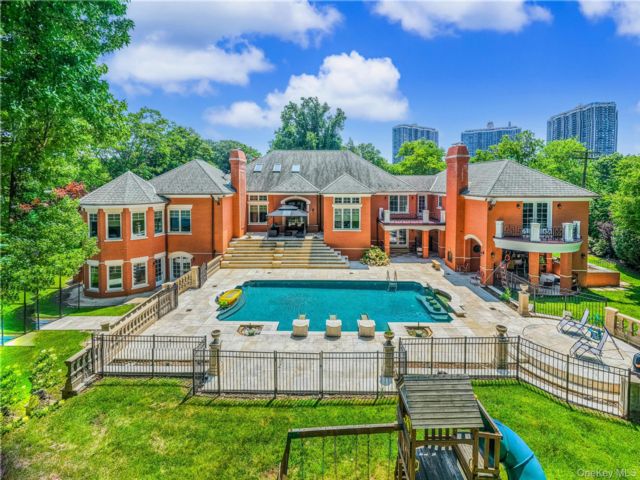  6 BR,  7.00 BTH &nbsp;Contemporary style home in Lake Success