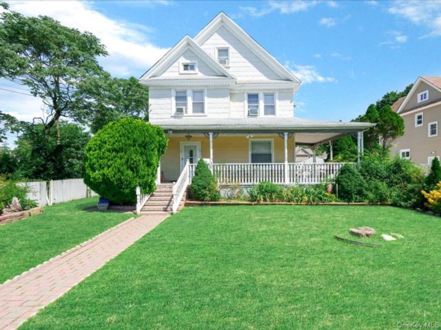  7 BR,  3.00 BTH &nbsp;Victorian style home in Freeport