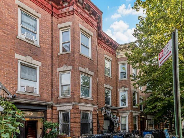 11 BR,  6.00 BTH &nbsp;House style home in Fordham
