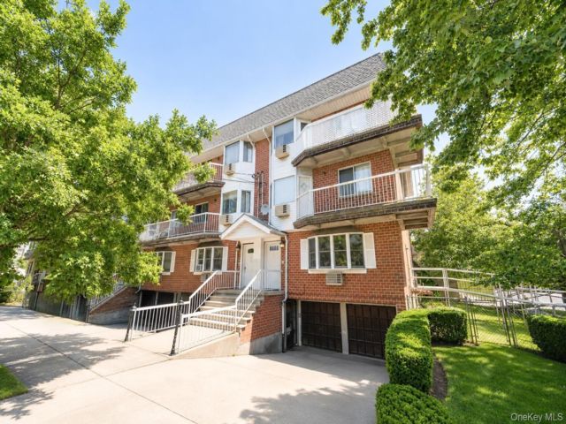  3 BR,  3.00 BTH &nbsp;Condo style home in Canarsie