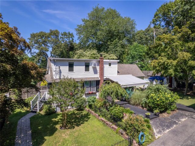  2 BR,  3.00 BTH &nbsp;Exp cape style home in Rocky Point
