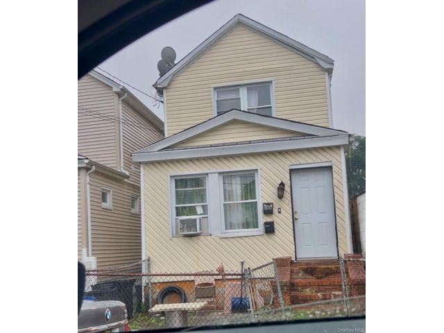 6 BR,  2.00 BTH &nbsp;House style home in Jamaica