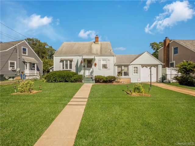  4 BR,  2.00 BTH &nbsp;Exp cape style home in Farmingdale