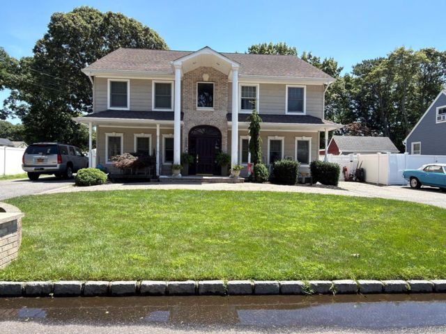  5 BR,  3.00 BTH &nbsp;Colonial style home in West Islip