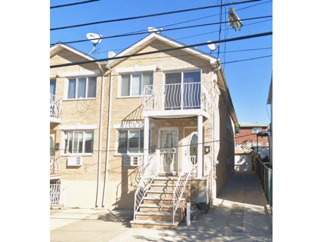  6 BR,  4.00 BTH &nbsp;Colonial style home in College Point