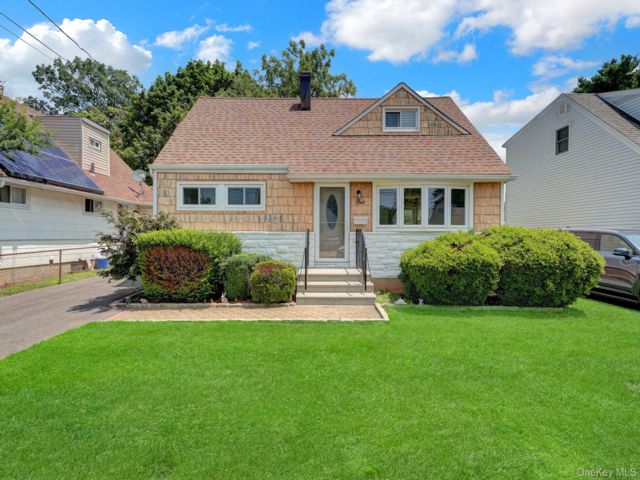 4 BR,  2.00 BTH &nbsp;Cape cod style home in Hicksville