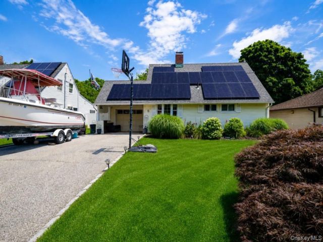  4 BR,  1.00 BTH &nbsp;Cape cod style home in Levittown