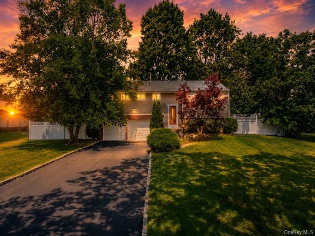  4 BR,  3.00 BTH &nbsp;Hi ranch style home in East Northport