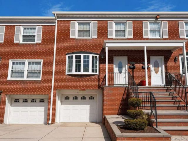  4 BR,  2.00 BTH &nbsp;Condo style home in Little Neck