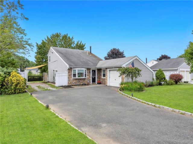  4 BR,  3.00 BTH &nbsp;Cape cod style home in Medford