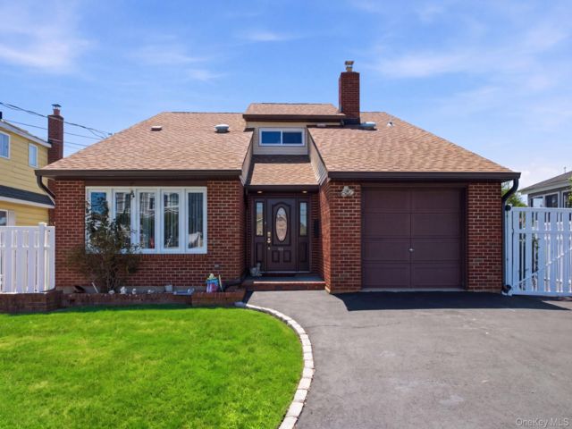  2 BR,  3.00 BTH &nbsp;Colonial style home in Lindenhurst