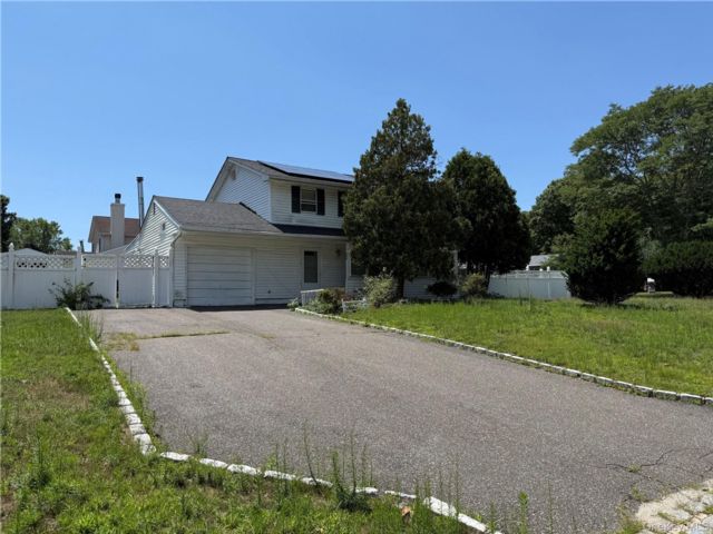  5 BR,  3.00 BTH &nbsp;Colonial style home in Holtsville