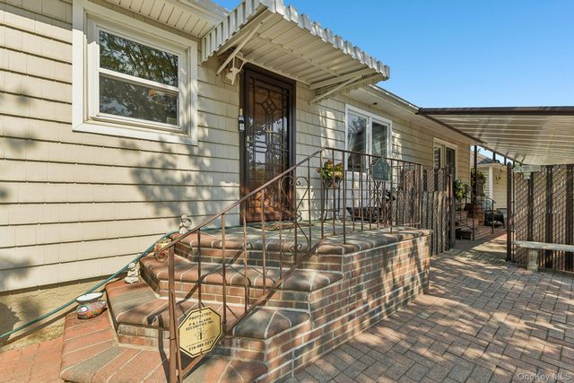  3 BR,  2.00 BTH &nbsp;Ranch style home in New Hyde Park