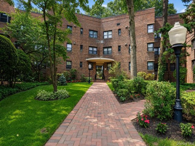  1 BR,  1.00 BTH &nbsp;Mid rise style home in Great Neck