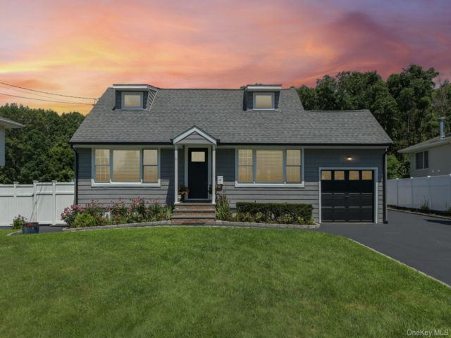  4 BR,  2.00 BTH &nbsp;Exp cape style home in Kings Park