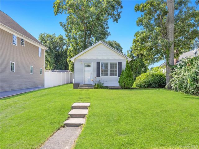  2 BR,  1.00 BTH &nbsp;Ranch style home in Selden