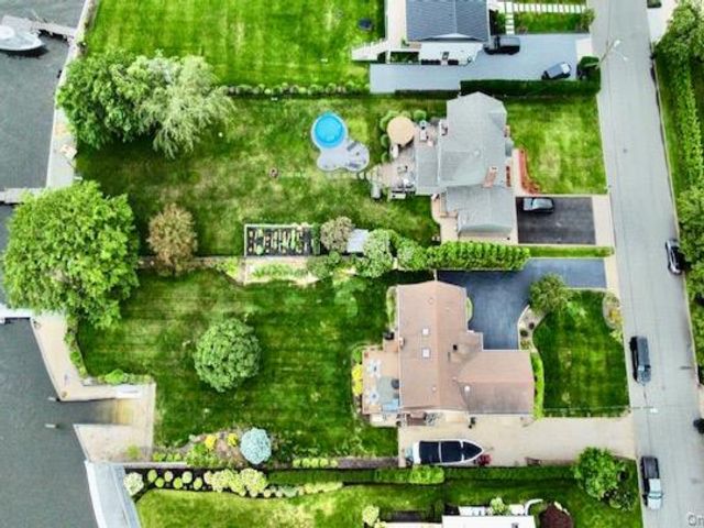  3 BR,  3.00 BTH &nbsp;Cape cod style home in Moriches