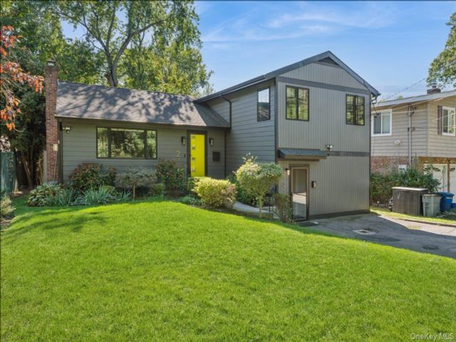  3 BR,  2.00 BTH &nbsp;Split level style home in Port Washington