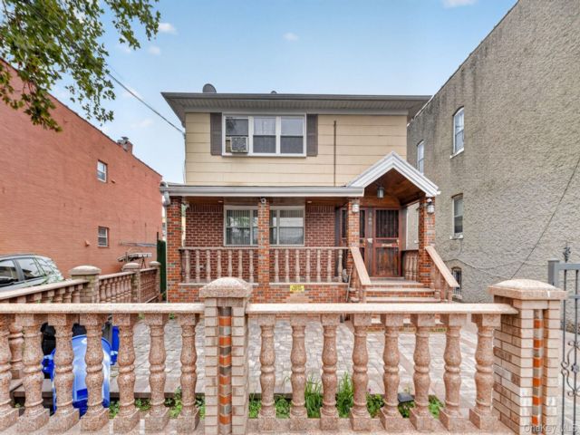  6 BR,  4.00 BTH &nbsp;House style home in Cypress Hills