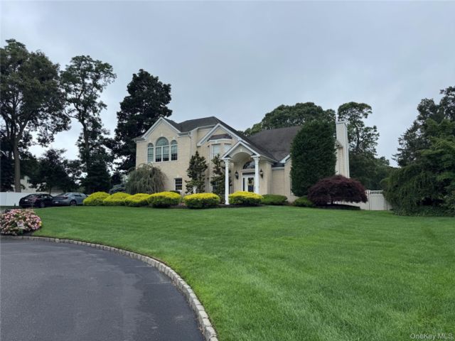  5 BR,  6.00 BTH &nbsp;Post modern style home in Lake Grove