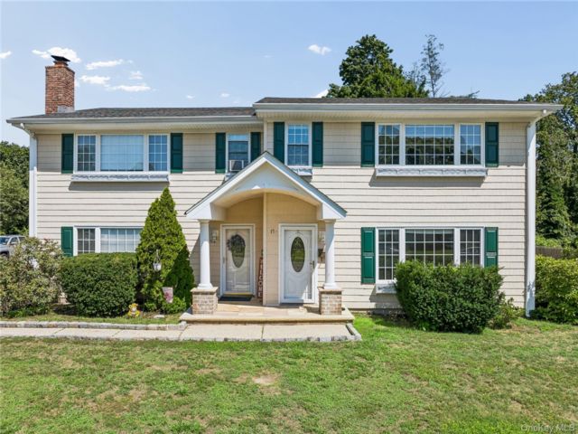  6 BR,  6.00 BTH &nbsp;House style home in Ronkonkoma