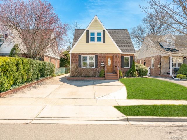  2 BR,  1.00 BTH &nbsp;Cape cod style home in Rockville Centre