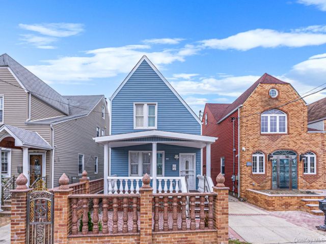  5 BR,  3.00 BTH &nbsp;Colonial style home in Queens Village