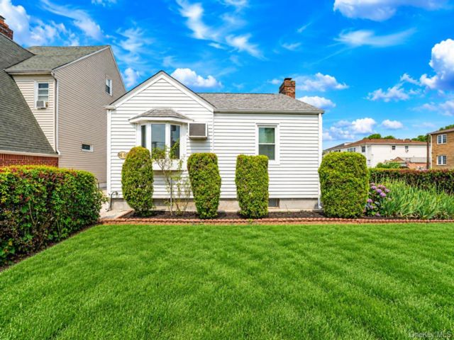  2 BR,  1.00 BTH &nbsp;Ranch style home in Bellerose