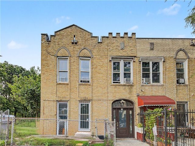 13 BR,  4.00 BTH &nbsp;House style home in Soundview