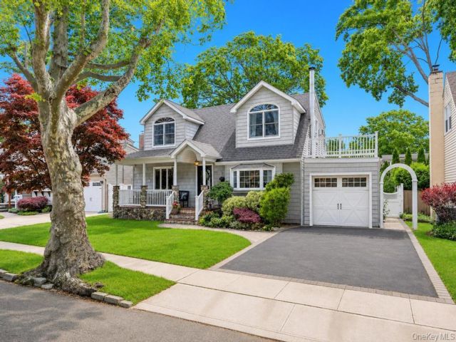 4 BR,  2.00 BTH &nbsp;Exp cape style home in Massapequa Park