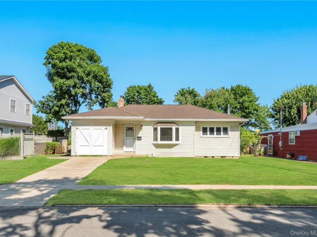  3 BR,  2.00 BTH &nbsp;Ranch style home in West Sayville