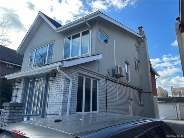  6 BR,  2.00 BTH &nbsp;House style home in Bensonhurst