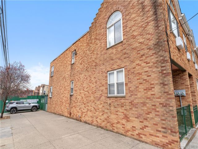  3 BR,  2.00 BTH &nbsp;Full floor apar style home in Astoria