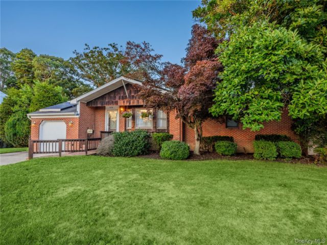  3 BR,  3.00 BTH &nbsp;Ranch style home in West Babylon