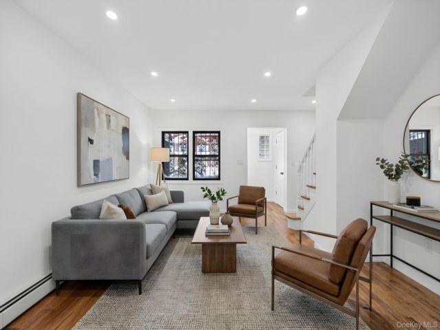  4 BR,  4.00 BTH &nbsp;Tudor style home in Saint Albans