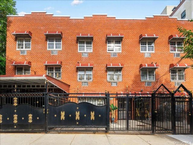  8 BR,  4.00 BTH &nbsp;House style home in Morrisania