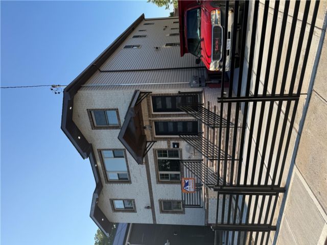  8 BR,  5.00 BTH &nbsp;Hi ranch style home in Jamaica