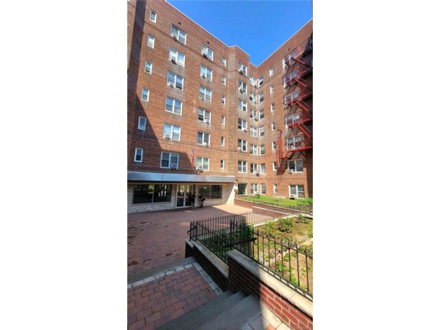  2 BR,  1.00 BTH &nbsp;Mid rise style home in Rego Park