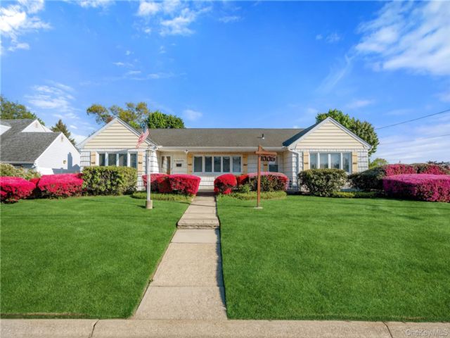  3 BR,  3.00 BTH &nbsp;Exp ranch style home in West Babylon