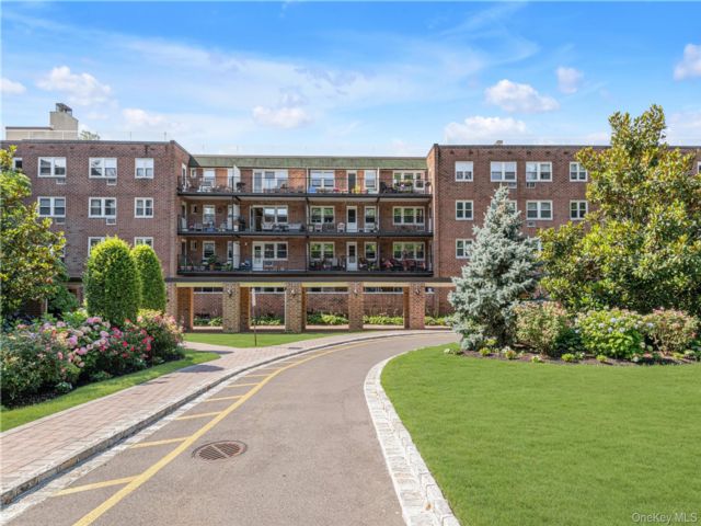  1 BR,  1.00 BTH &nbsp;Garden style home in Glen Cove