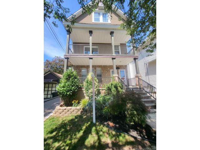  7 BR,  3.00 BTH &nbsp;Colonial style home in Bayonne