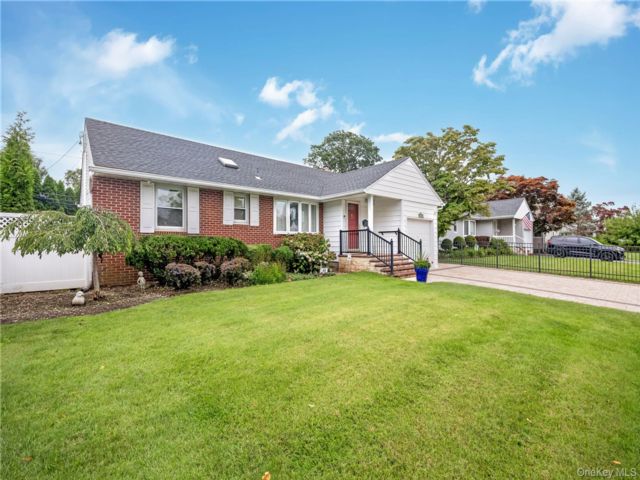  3 BR,  2.00 BTH &nbsp;Exp ranch style home in Farmingdale