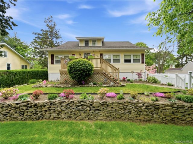  4 BR,  3.00 BTH &nbsp;Colonial style home in Brightwaters